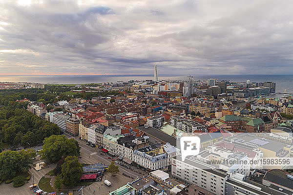 Schweden  Schonen  Malmö  Luftaufnahme eines Wohnviertels mit Turning Torso und Öresund im Hintergrund