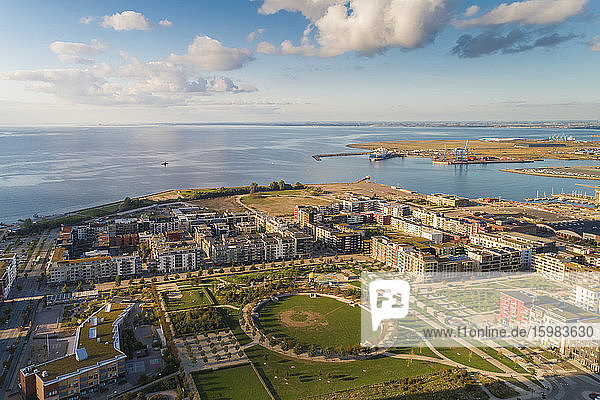 Schweden  Schonen  Malmö  Luftaufnahme des Parks in Vastra Hamnen mit dem Meer im Hintergrund