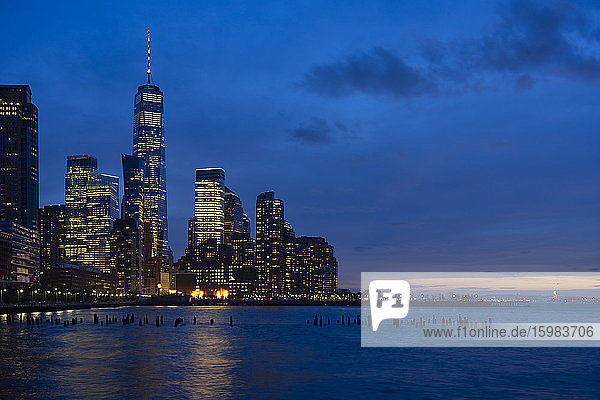 USA  New York  New York City  Hudson River bei Nacht mit beleuchteter Skyline von Manhattan im Hintergrund