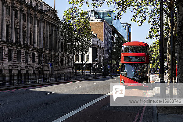 UK  London  Roter Doppeldeckerbus auf der Straße in der Nähe des Bahnhofs Euston
