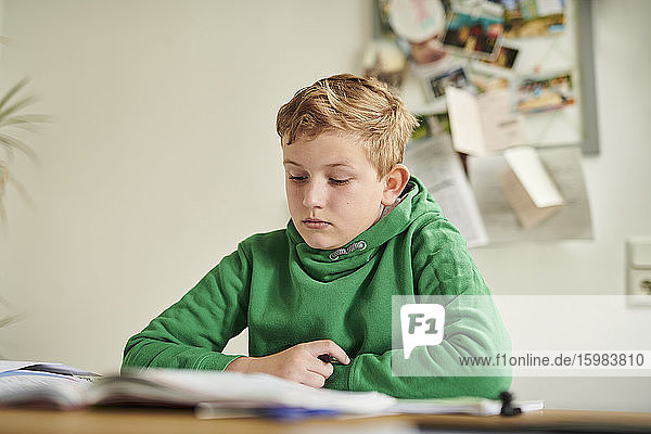 Junge lernt zu Hause