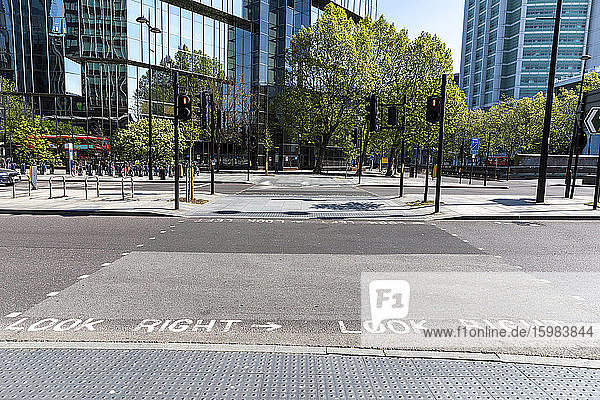 UK  London  Fußgängerübergang und leere Straße in der Nähe des Euston-Platzes während der Ausgangssperre