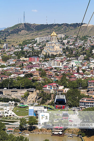 Kathedrale der Heiligen Dreifaltigkeit von Tiflis und Stadtbild gegen den Himmel  Tiflis  Georgien