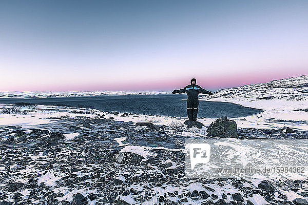 Mann in winterlicher Küstenlandschaft am Lakse Fjord  Lebesby  Norwegen