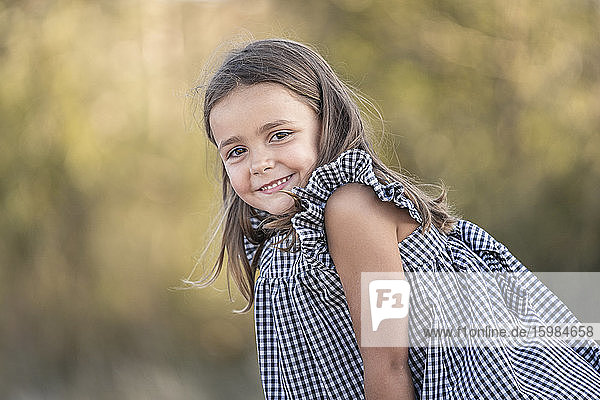 Porträt eines lächelnden kleinen Mädchens in der Natur