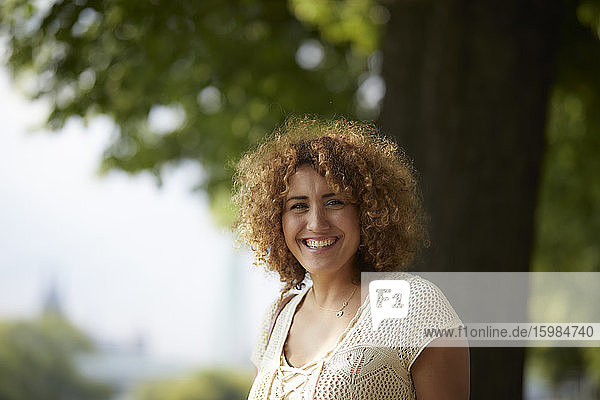 Porträt einer lächelnden Frau im Freien