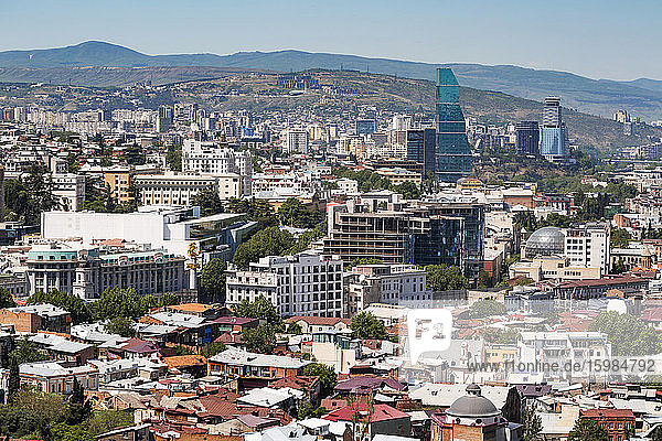 Stadtbild vor Bergen an einem sonnigen Tag  Tiflis  Georgien