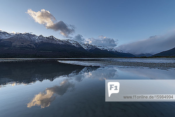 Neuseeland  Otago  Glenorchy  Humboldt Mountains  die sich in der Abenddämmerung im Lake Wakatipu spiegeln