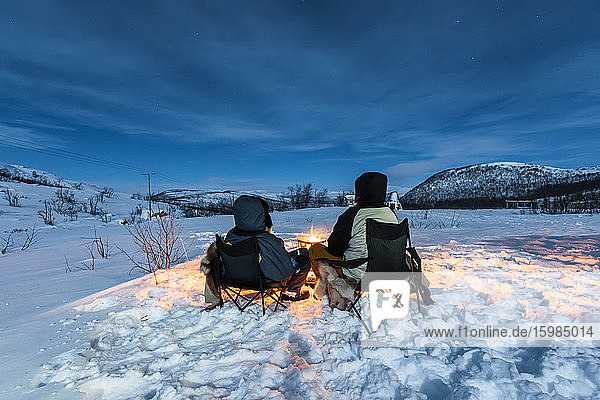 Camper am Lagerfeuer in Winterlandschaft in Polarnacht  Kilpisjaervi  Enontekioe  Finnland