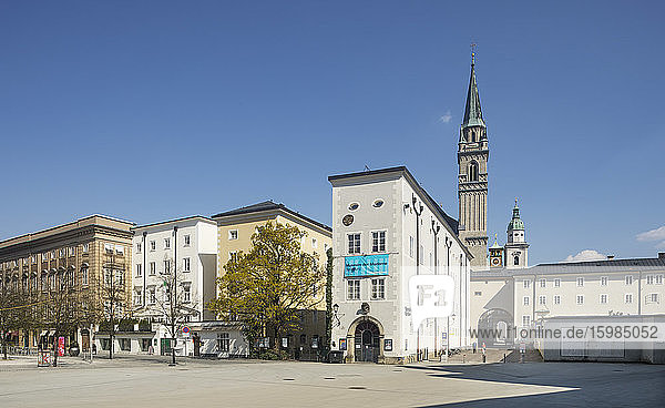 Österreich  Salzburg  Max-Reinhardt-Platz mit Rupertinum und Franziskanerkirche  leer wegen Coronavirus-Pandemie