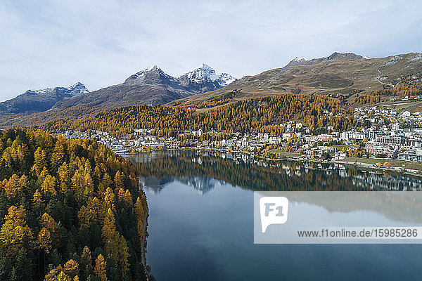 Schweiz  Kanton Graubünden  St. Moritz  Stadt am Ufer des St. Moritzersees im Herbst