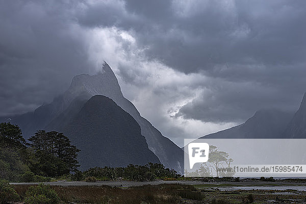 Neuseeland  Southland  Graue Gewitterwolken über dem Milford Sound