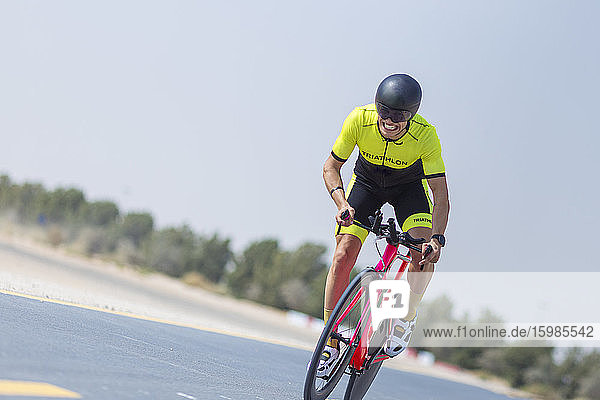 Entschlossener Radfahrer auf der Straße gegen den klaren Himmel  Dubai  Vereinigte Arabische Emirate
