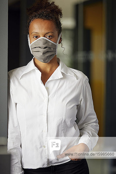 Porträt einer Geschäftsfrau mit selbstgemachter Schutzmaske