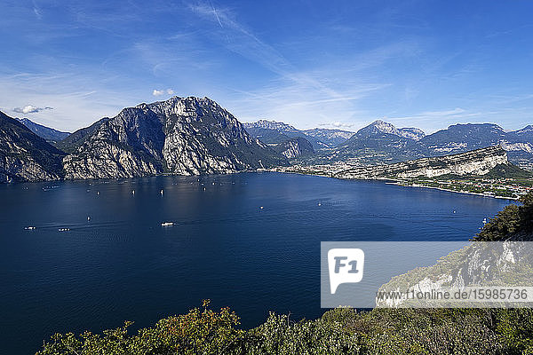 Italien  Trentino  Torbole  Gardasee umgeben von Bergen