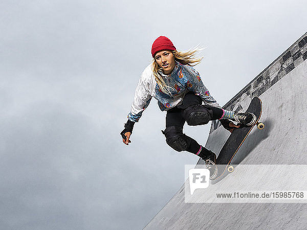 Deutschland  Baden-Württemberg  Waiblingen  Junge Frau beim Skateboardfahren im Skatepark
