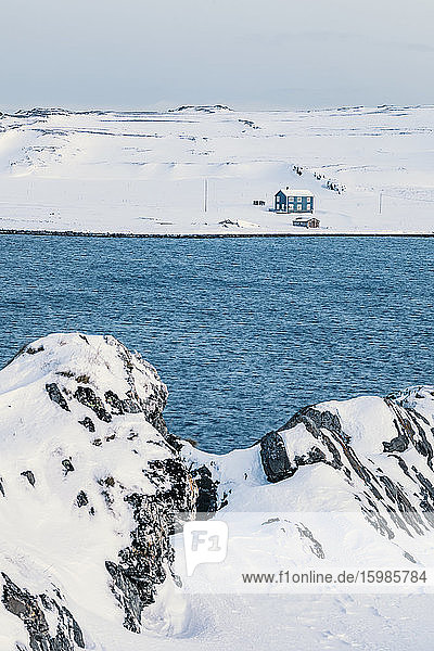 Abgelegenes Haus an der Küste im Winter  Kongsfjord  Berlevag  Norwegen