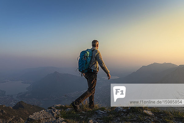 Rückansicht eines Wanderers auf einem Berggipfel  Orobie Alpen  Lecco  Italien