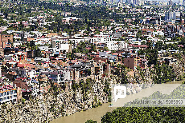 Stadtbild am Fluss Mtkavari an einem sonnigen Tag  Tiflis  Georgien