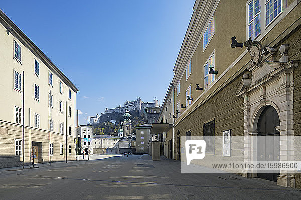 Österreich  Salzburg  Hofstallgasse mit Großem Festspielhaus und Festung Hohensalzburg  leer wegen Coronavirus-Pandemie