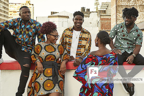Freunde in bunter Kleidung auf einer Dachterrasse in der Stadt  Maputo  Mosambik