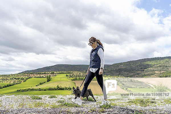 Frau geht mit ihrer Bulldogge Gassi  Castilla La Mancha  Spanien