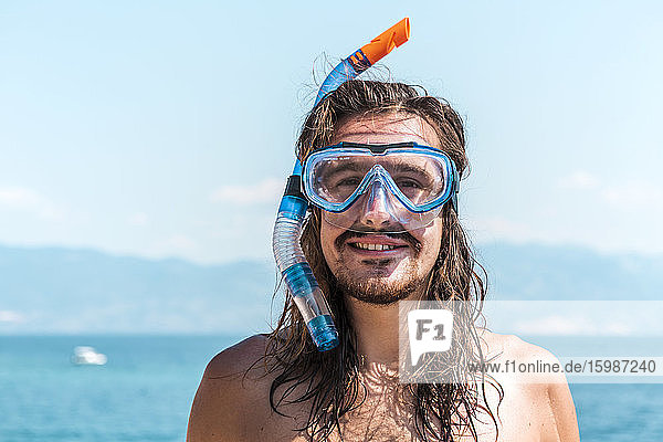 Kroatien  Krk  Mann mit Schnorchelmaske