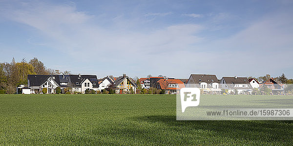 Deutschland  Nordrhein-Westfalen  Kamen  Panorama einer grünen Wiese vor ländlichen Häusern