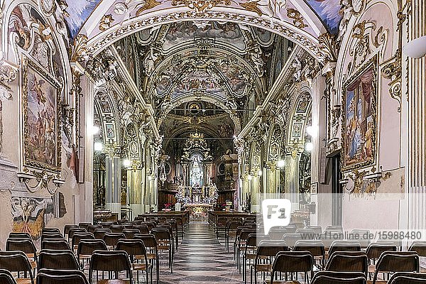 Die barocke Wallfahrtskirche Santuario Santa Maria del Monte mit der schwarzen Madonna auf dem Sacro Monte di Varese  UNESCO Weltkulturerbe  Santa Maria del Monte  Varese  Lombardei  Italien  Europa