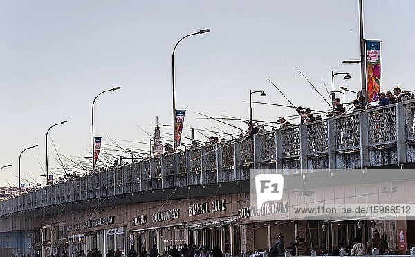Viele Angler auf Galatabrücke Galata-Brücke Goldenes Horn Istanbul europäischer Teil Türkei Asien