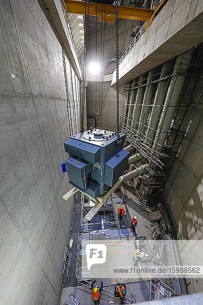 Motoreneinbau im Pumpwerk Oberhausen Neubau Abwasserkanal Emscher Emscherumbau Ruhrgebiet Oberhausen Nordrhein-Westfalen Deutschland Europa