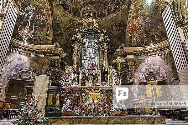 Hochaltar mit der schwarzen Madonna  barocke Wallfahrtskirche Santuario Santa Maria del Monte  Sacro Monte di Varese  UNESCO Weltkulturerbe  Santa Maria del Monte  Varese  Lombardei  Italien  Europa