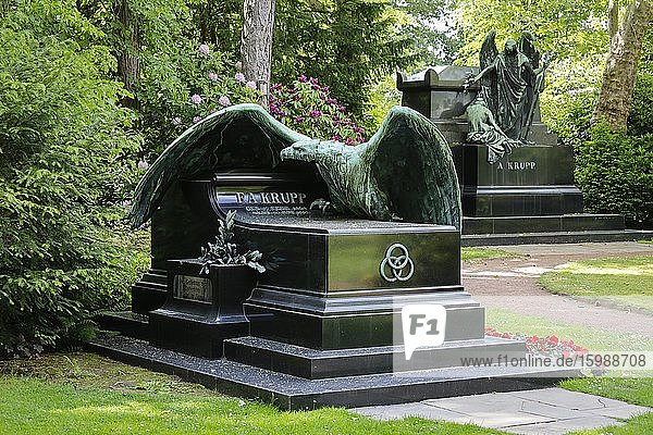 Grab von Friedrich Alfred Krupp Familienfriedhof der Industriellenfamilie Krupp Friedhof Bredeney Essen Ruhrgebiet Nordrhein-Westfalen Deutschland Europa