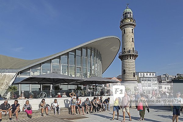 Alter Leuchtturm und Restaurant Teepott Warnemünde Rostock Mecklenburg-Vorpommern Deutschland Europa