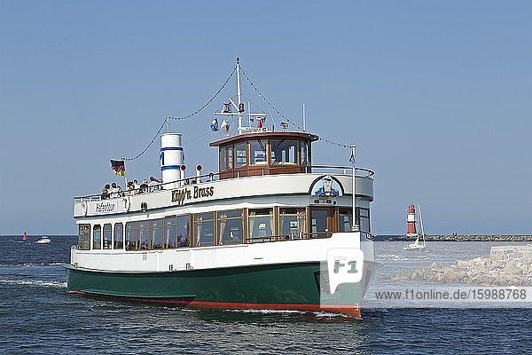 Ausflugsboot auf der Unterwarnow Warnemünde Rostock Mecklenburg-Vorpommern Deutschland Europa