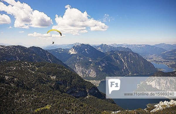 Paragliding on the Krippenstein with Hallstättersee  Hallstatt  Salzkammergut  Upper Austria  Austria  Europe