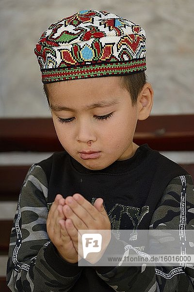 Usbekistan  Umgebung von Samarkand  Ensemble Khodja Akrar  Junge im Gebet.
