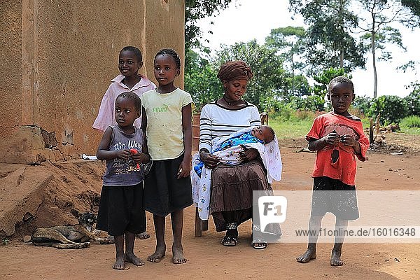 Familie  Frau  Kinder  Baby  sitzt vor Lehmhütte  Uganda  Ostafrika  Afrika