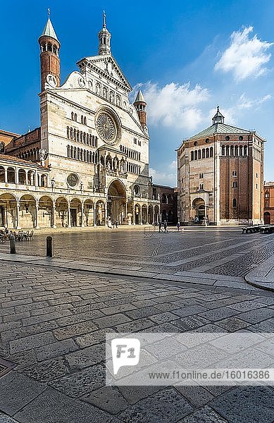 Piazza del Comune  Cathedral of Santa Maria Assunta  Baptistery  Cremona  Lombardy  Italy  Europe