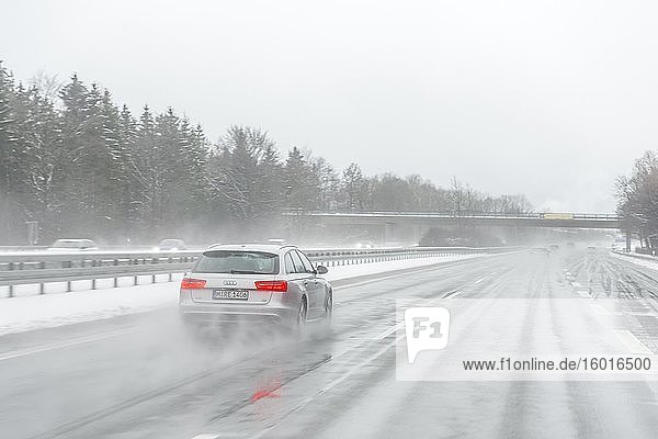 Schlechtes Wetter  Autoverkehr bei starkem Schneefall und Regen auf der Autobahn A8  bei München  Bayern  Deutschland  Europa