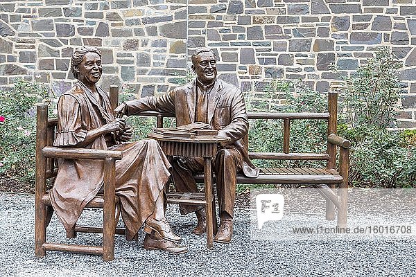 Bronze statues Franklin D. Roosevelt and Eleonor Roosevelt  outside Library Franklin D. Roosevelt  Presidential Library  Hyde Park  New York  USA  North America