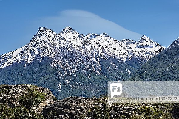 Das Castillo-Gebirge und das breite Tal des Ibanez-Flusses von der Panamericana aus gesehen  Region Aysen  Patagonien  Chile.