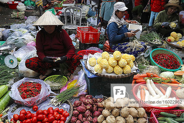 Frau verkauft frisches Gemüse auf dem Markt