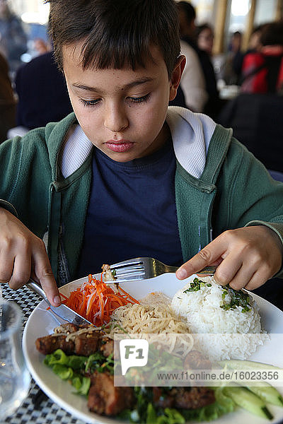 11-jähriger Junge beim Essen in einem asiatischen Restaurant in Paris  Frankreich