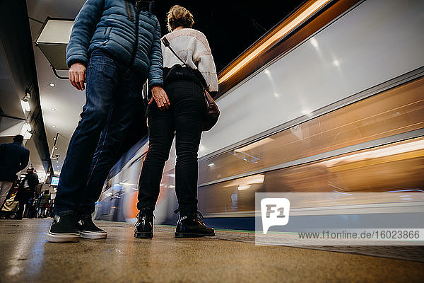 Sexuelle Belästigung auf einem U-Bahn-Bahnsteig  paris  frankreich