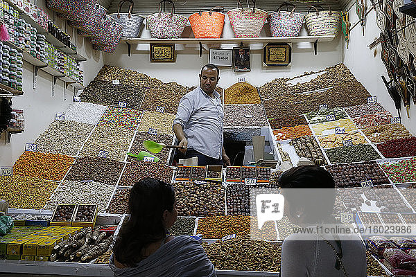 Laden für Trockenfrüchte in der Medina von Marrakesch (Altstadt)  Marokko