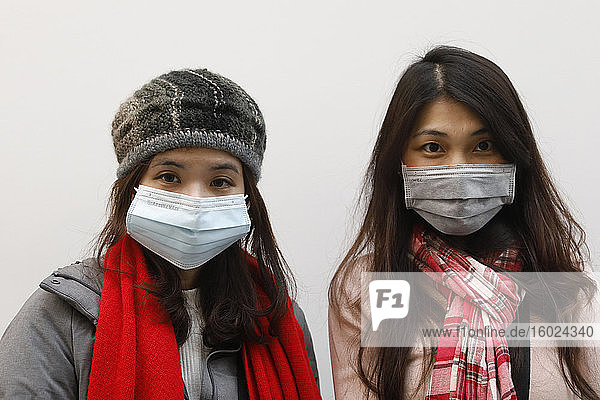 Junge Chinesinnen mit Masken während der Virusepidemie