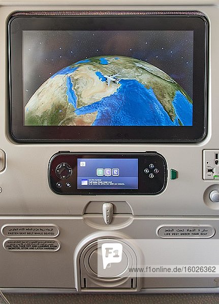Bildschirm mit Anzeige der Flugposition Dubai an Sitz im Flugzeug  Fluggesellschaft Emirates  Innenaufnahme  Dubai  Vereinigte Arabische Emirate  Asien
