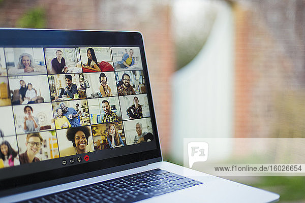 Video-Chat mit Freunden auf Laptop-Bildschirm