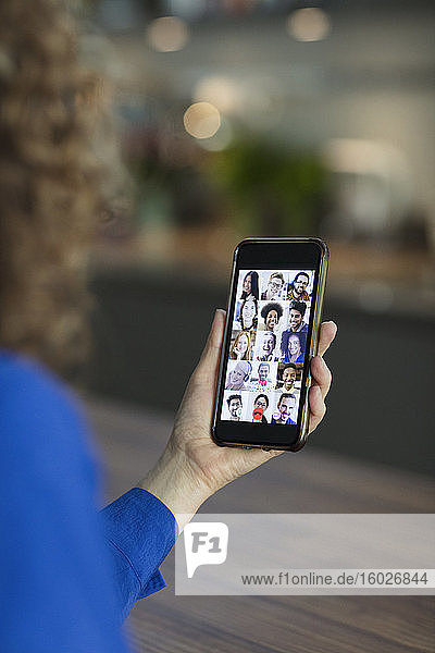 Video-Chat mit Freunden auf dem Bildschirm eines Smartphones